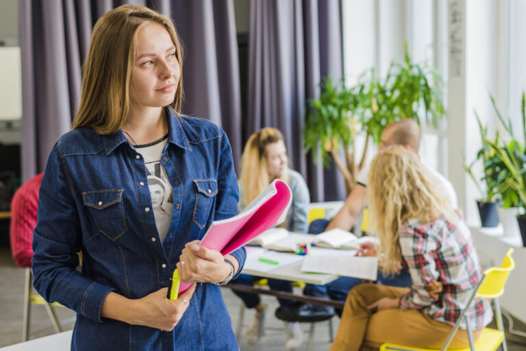 molodaa-mectausaa-zensina-poziruet-s-ucebnikom