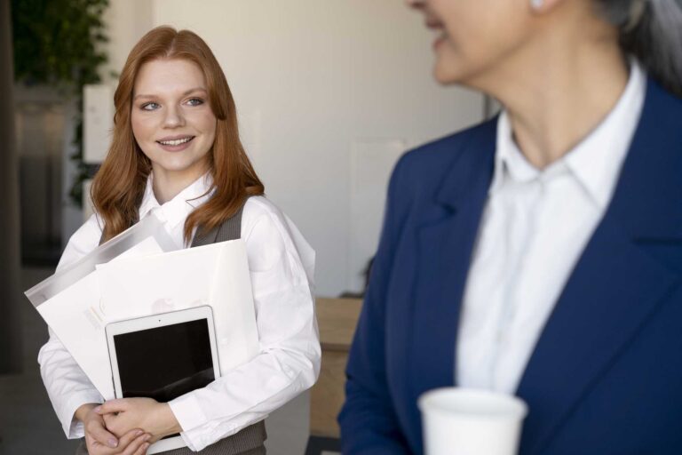 zensiny-rabotausie-vmeste-vid-sboku