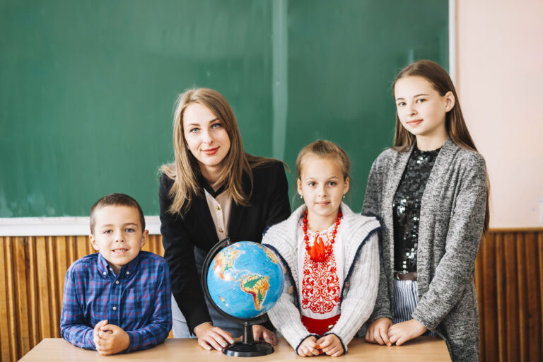 zenskii-skol-nyi-ucitel-i-studenty-stoasie-s-zemnym-sarom